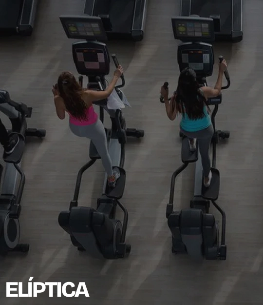 Dos mujeres usan máquinas elípticas en un gimnasio, vistas desde arriba, con el texto “ELÍPTICA” en la parte inferior.