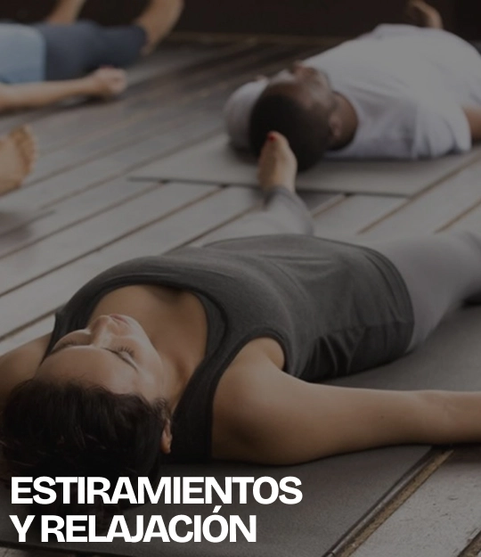 Personas acostadas sobre colchonetas realizando ejercicios de estiramiento y relajación, con el texto “ESTIRAMIENTOS Y RELAJACIÓN” en la parte inferior.